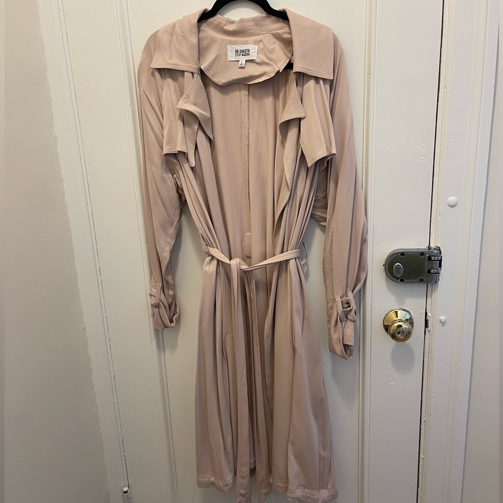 Beautiful BB Dakota x Steve Madden light trench coat